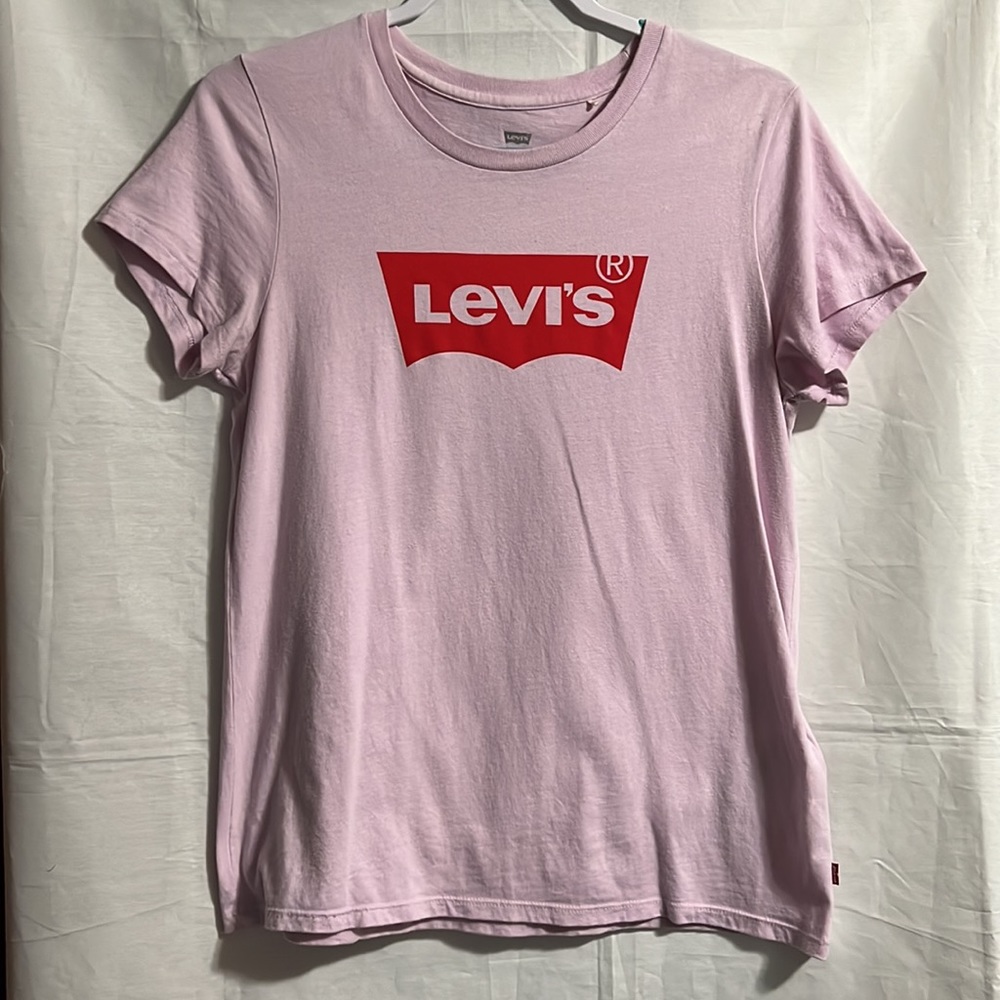 Women's Levi's T-Shirt Size Large, light lavender
